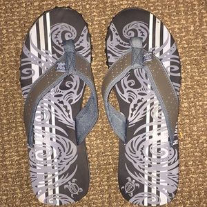 Hawaiian print/design flip flops